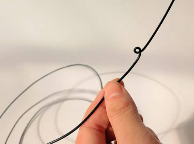 ワイヤーに、ローズマリーを引っ掛けるための小さな輪を2cmおきに交互に作ります。