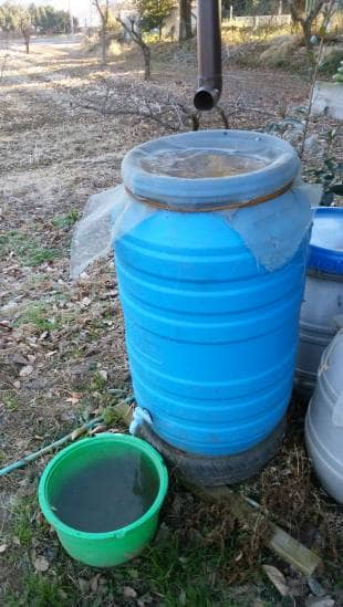 輸入食品の空き容器を使って自作した雨水タンク