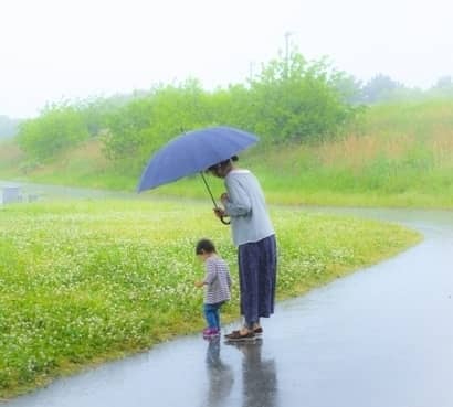 傘をさしている母親と男の子
