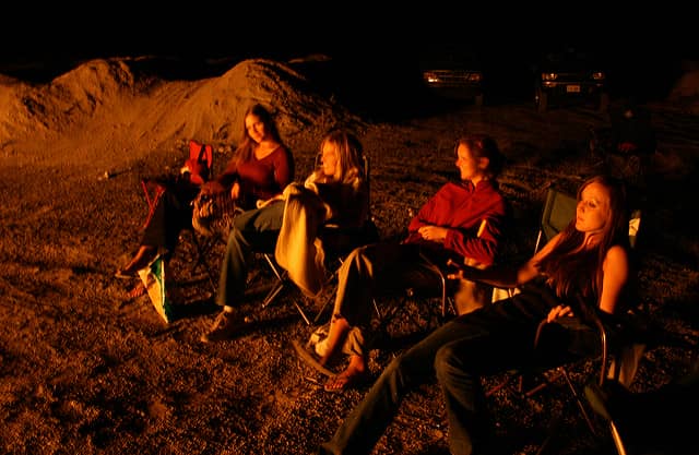 キャンプで椅子に座る人々
