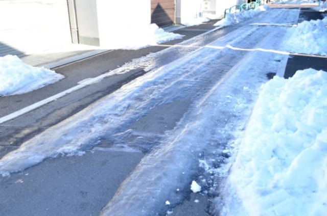 融雪剤の効果的な使い方とは？車のさび防止対策がある商品・散布機も｜農業・ガーデニング・園芸・家庭菜園マガジン[AGRI PICK]