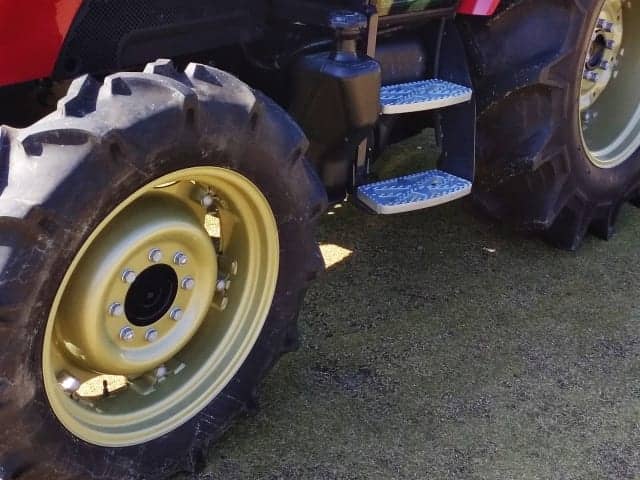 タイヤ 空気圧 トラクター 農耕トラクターのタイヤ空気圧について教えて下さい。タイヤの表示を見ると前後共に