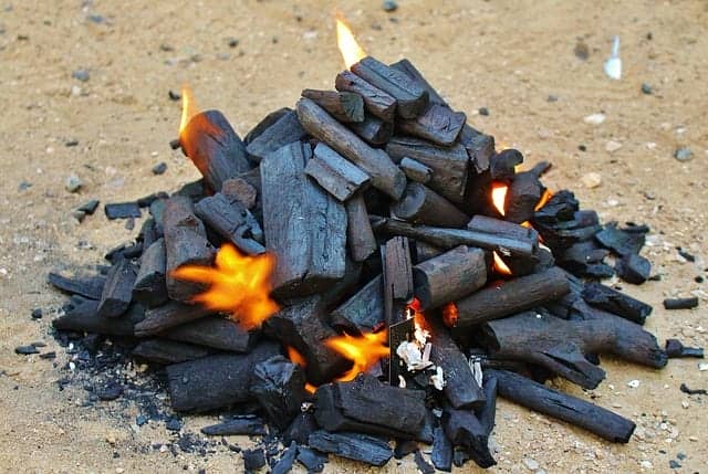 木炭を作るときに発生する煙を冷やして木酢液を作る