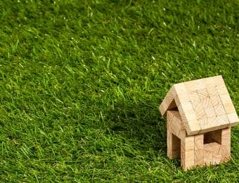 芝生と木造住宅