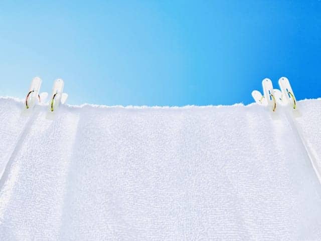 青空の日に干されている白いタオル