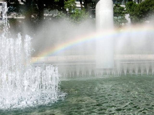 噴水のミストにかかる虹