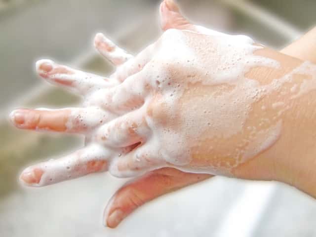 石鹸での手洗い