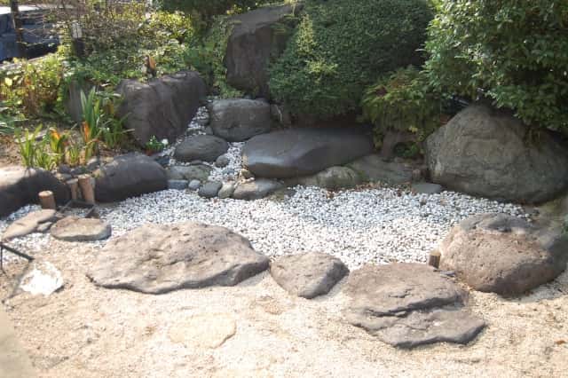 砂利を使った日本庭園