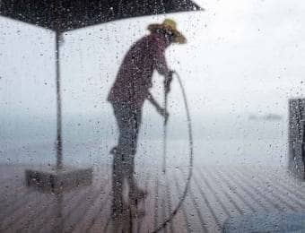 雨の日に作業する人