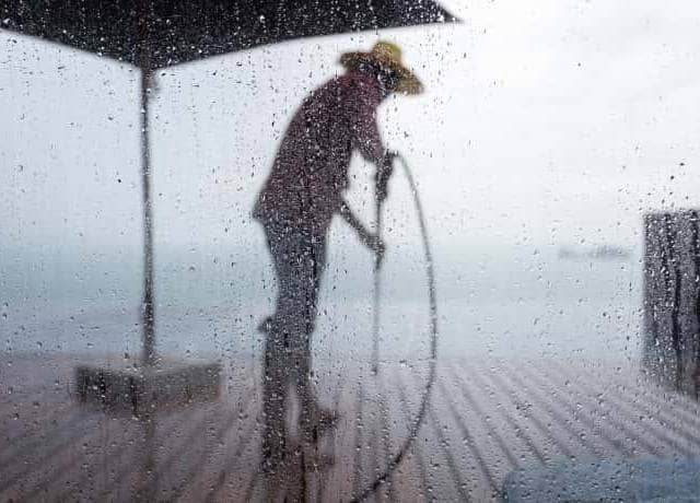 雨の中作業する男性