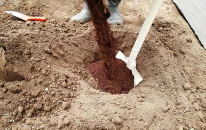 土に堆肥を入れる