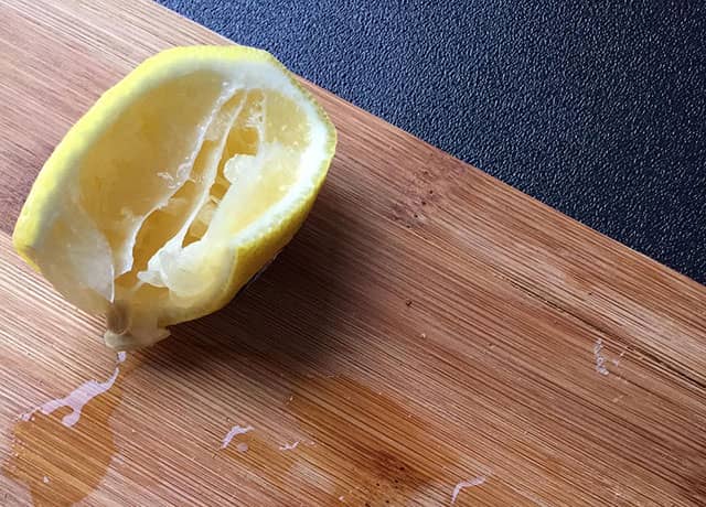 まな板と絞ったレモンの皮