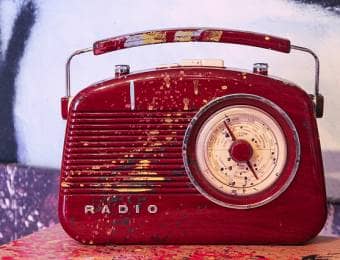 赤いデザイン性のあるラジオ