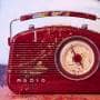 赤いデザイン性のあるラジオ