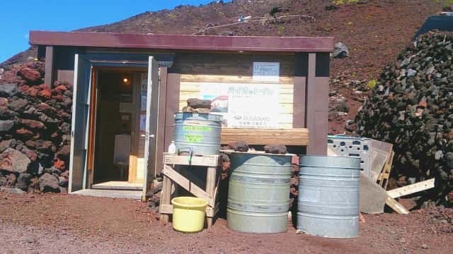 富士山に設置されたバイオトイレ