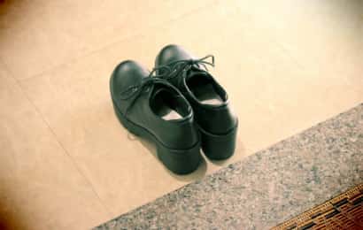 玄関に置かれた革靴