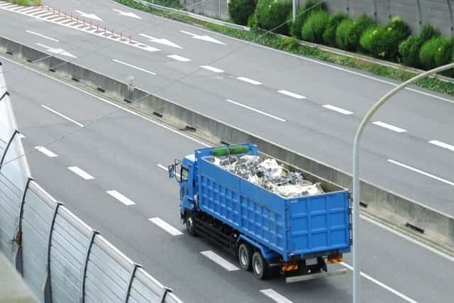 高速道路走行中の産業廃棄業者のトラック