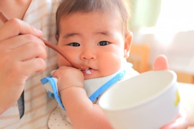 お米を食べる赤ちゃん