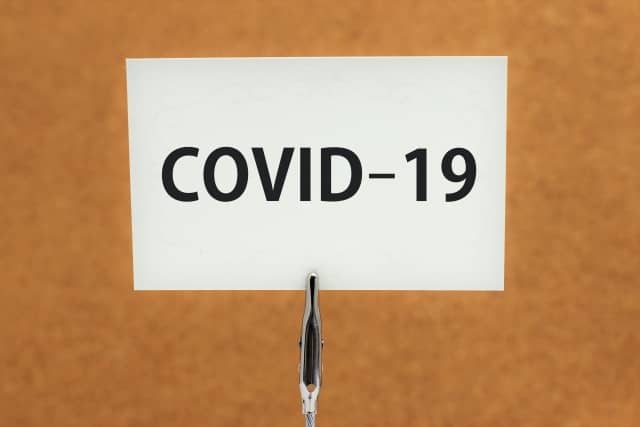 COVID-19と書かれたカード