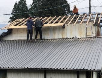 屋根を修理する男たち
