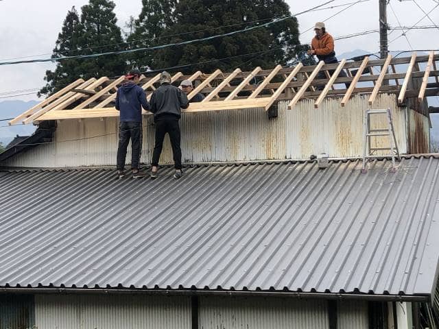 屋根の修理をする男性たち