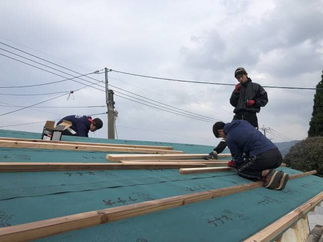 屋根を修理する人たち