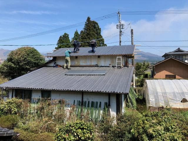 屋根の上に登る人たち