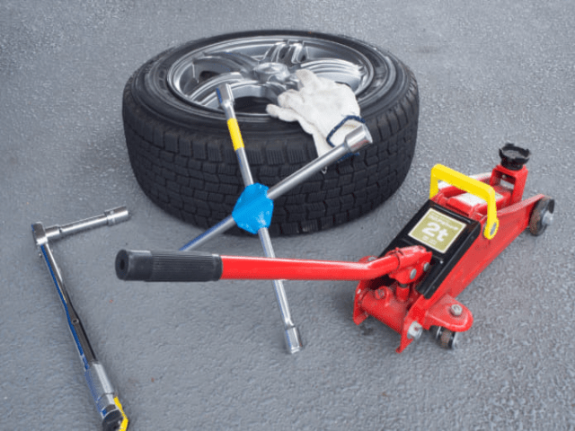 車のタイヤ交換に！】油圧ジャッキの使い方と仕組み｜小型・大型のおすすめメーカーも｜農業・ガーデニング・園芸・家庭菜園マガジン[AGRI PICK]