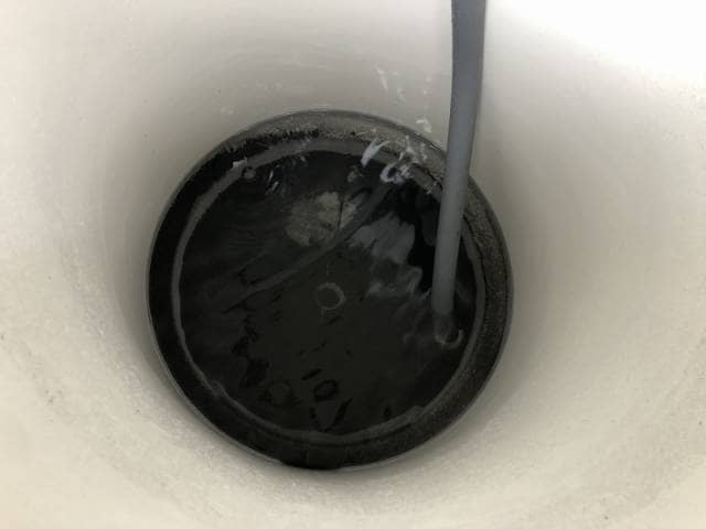 タンクの中の黒い水