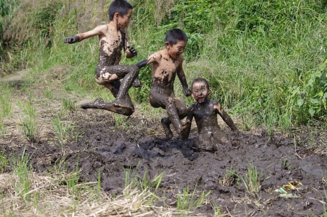 泥だらけで遊ぶ男の子たち