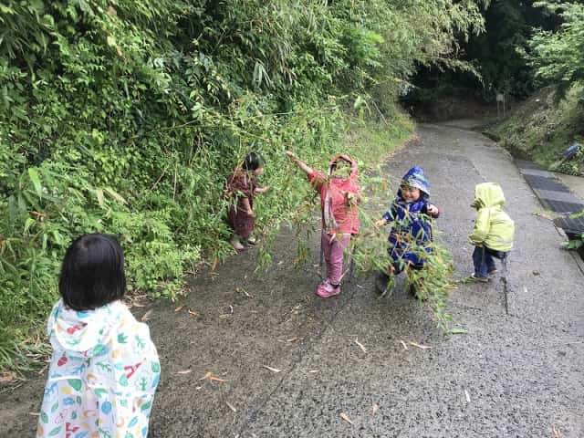山道で遊ぶ子どもたち