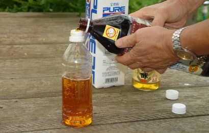 木酢液をペットボトルに入れる