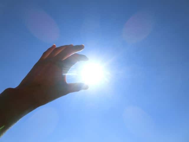 太陽の光と手
