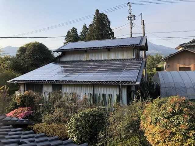 屋根の上の太陽光パネル