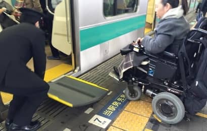 車椅子の人が電車に乗る