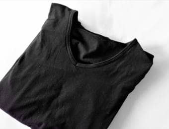 黒色の防寒インナーシャツ