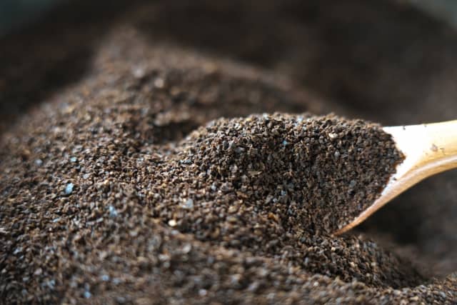 コーヒーかすの再利用方法10選 堆肥づくりや消臭剤 虫除けなどのさまざまな活用法を詳しく解説 農業 ガーデニング 園芸 家庭菜園マガジン Agri Pick