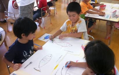 魚の絵を描く子どもたち