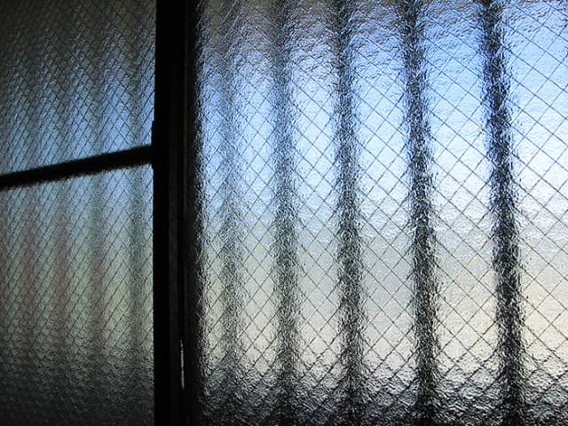 編み入りガラスの窓