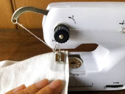 自動式ハンディミシンで縫う