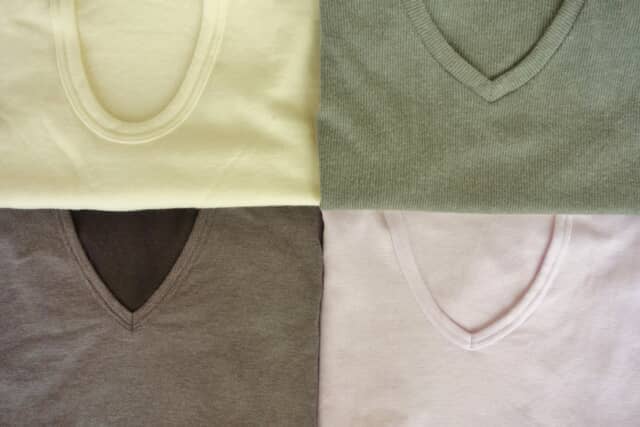 色や襟のデザインが異なる4枚の防寒インナーシャツ